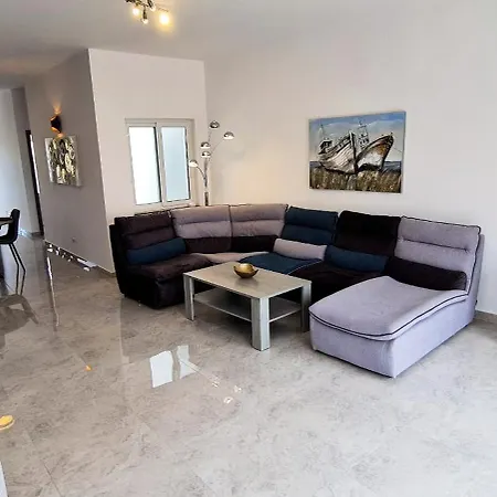 Seaside Serenity - Luxe Penthouse - Near The By Quicktrips Apartman Mellieħa