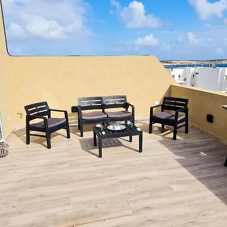 Seaside Serenity - Luxe Penthouse - Near The By Quicktrips Appartement Mellieħa