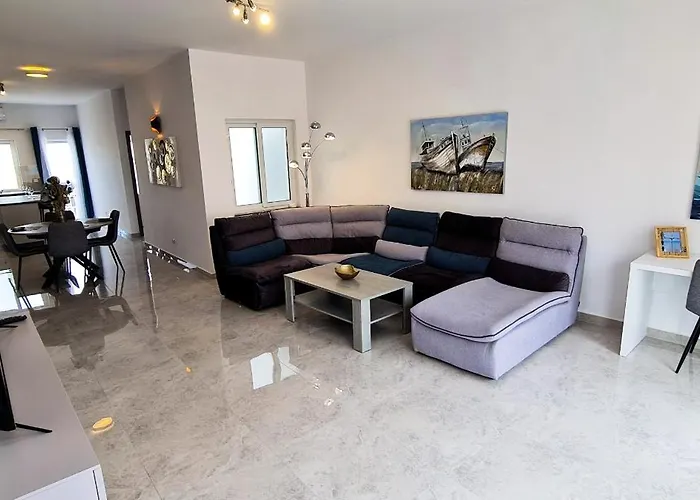 Seaside Serenity - Luxe Penthouse - Near The By Quicktrips Daire Mellieħa