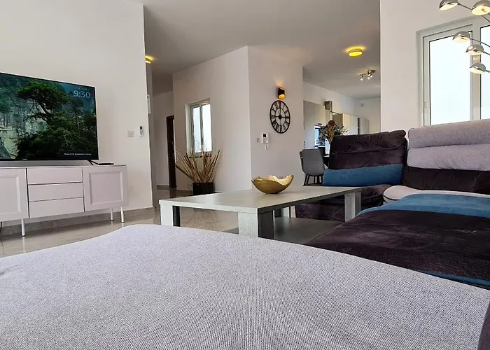 Seaside Serenity - Luxe Penthouse - Near The By Quicktrips Apartament Mellieħa